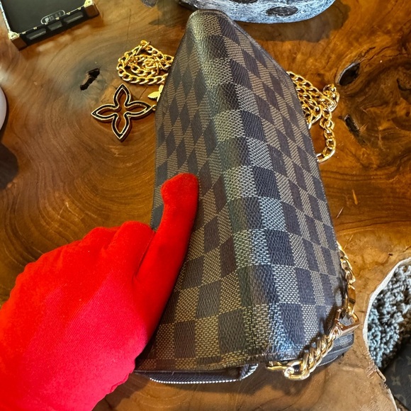 Louis Vuitton
Damier Pattern Zippy Wallet - Picture 10 of 17